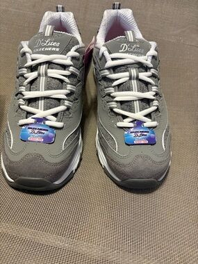 Skechers D'Lites Chunky Trainer in Gray and White